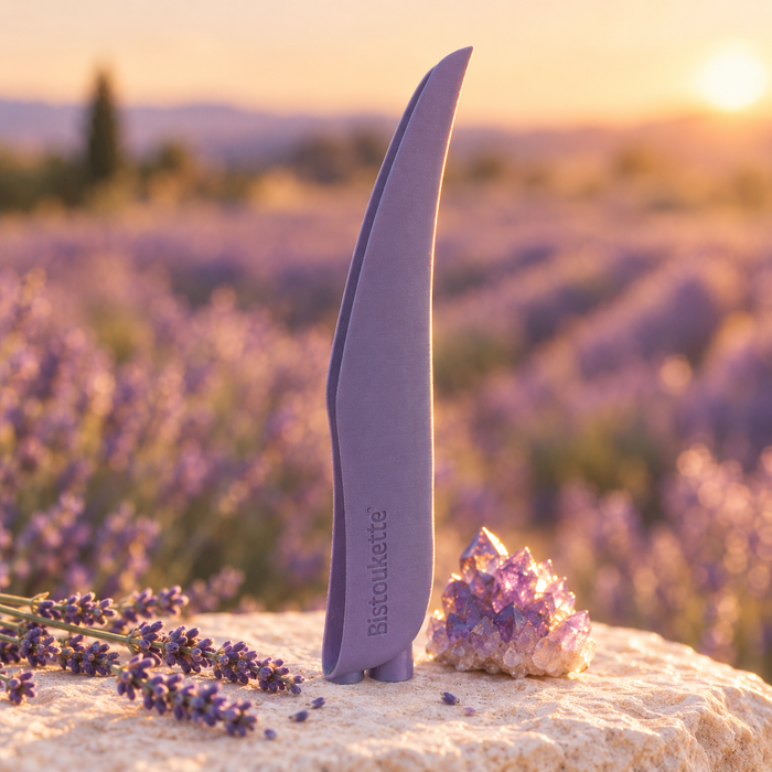 Bistoukette L'Essentielle coloris Anthracite violette devant un champ de lavande, près d'une améthyste