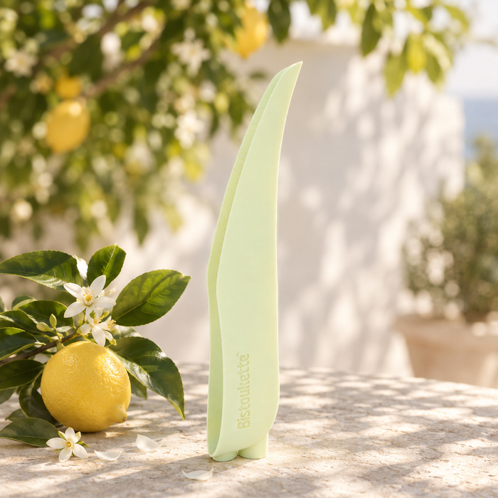 Bistoukette L'Essentielle coloris Citron meringuée sur une terrasse méditerranéenne, près d'une branche de citronnier en fleurs