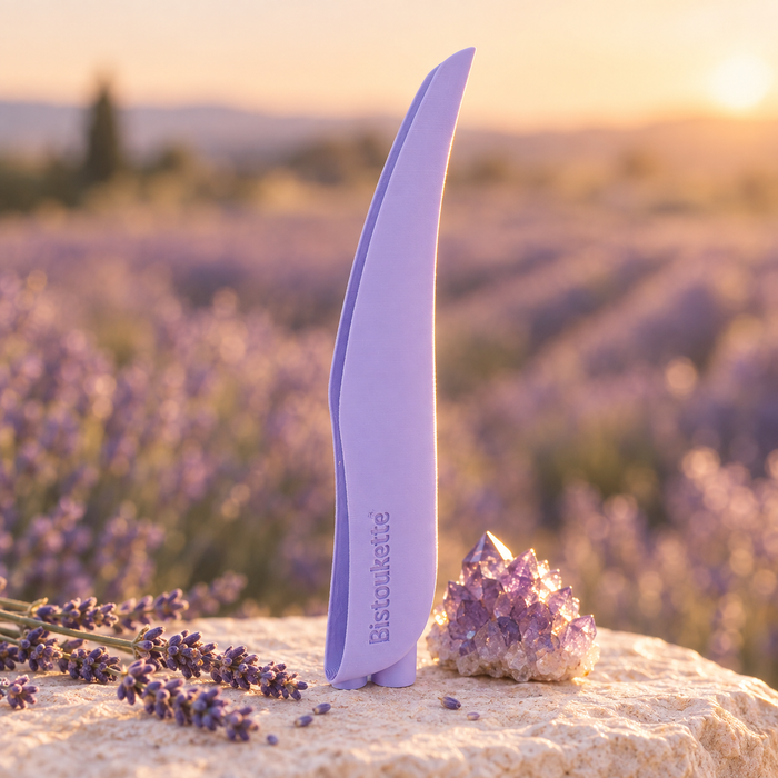 Bistoukette L'Essentielle coloris Violette devant un champ de lavande au coucher du soleil, près d'une améthyste