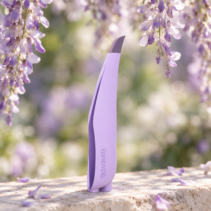 Bistoukette La Bicolore coloris violette et anthracite sur une pierre calcaire, sous une glycine en fleurs