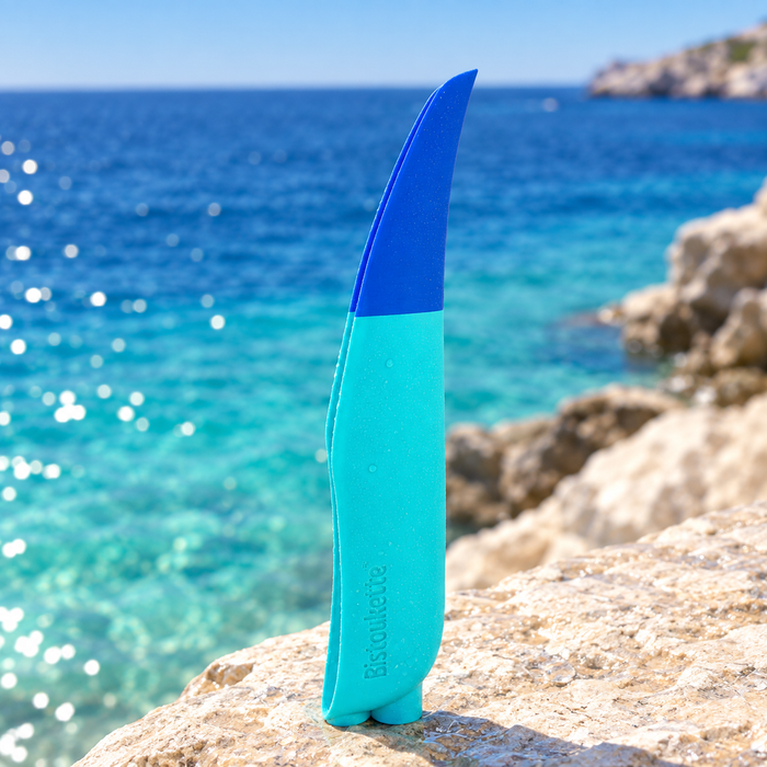 Bistoukette La Bicolore coloris turquoise et bleue sur un rocher face à la mer Méditerranée