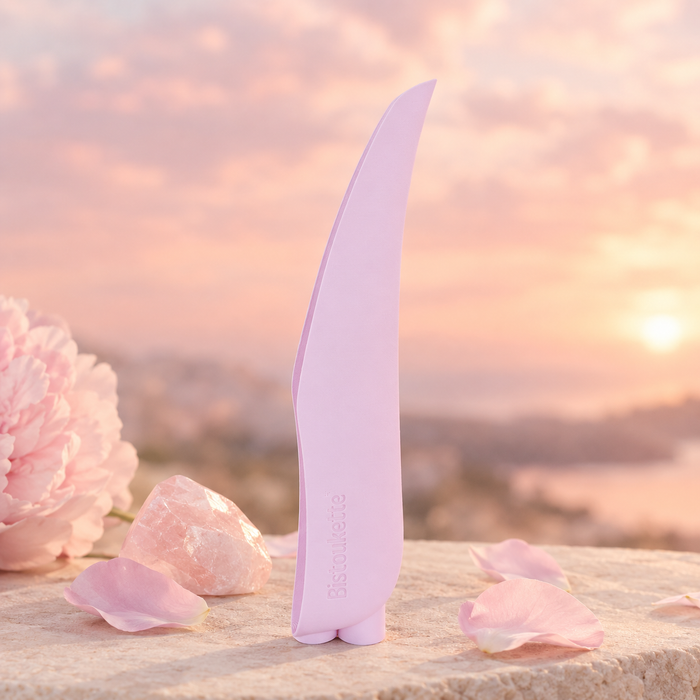 Bistoukette L'Essentielle coloris Rose barbe à papa avec un quartz rose et des pétales de pivoine sous un ciel d'aube